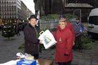 Landwirtschaftskammer Niederösterreich - Tannenreisig für den Stefansdom - Abgeordneter zum Nationalrat Ing. Hermann Schultes und seine Crew verteilen Tannenreisig vor dem Stefansdom