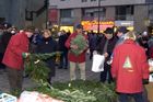 Landwirtschaftskammer Niederösterreich - Tannenreisig für den Stefansdom - Abgeordneter zum Nationalrat Ing. Hermann Schultes und seine Crew verteilen Tannenreisig vor dem Stefansdom