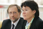 Global Economic Crime Survey 2005, eine Studie von PwC. Bild: WP/StB DI Mag. Friedrich Rödler (Senior Partner PricewaterhouseCoopers Österreich, Leiter Steuer & Rechtsberatung) und WP/StB Dr. Christine Catasta (Partnerin PricewaterhouseCoopers Wien, Leiterin Wirtschaftsberatung). Foto: Anna Rauchenberger