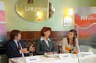 Nur die Besten sollen Lehrer werden. 
Foto v.li.na.re: Michael Weber (PH Wien); Mag.Dr.Dagmar Hackl (Rektorin PH Wien); Alena Oberlerchner (angeh. Studentin PH Wien)
©fotodienst/Nadine Bargad