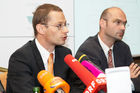 (c) fotodienst/Dan Carabas - Wien 22.06.07 - Pressekonferenz zum Thema Wirtschaftsfaktor Flughafen Wien - FOTO: v.li. Herr Fritz, Herr Streicher