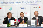 (c) fotodienst/Dan Carabas - Wien 22.06.07 - Pressekonferenz zum Thema Wirtschaftsfaktor Flughafen Wien - FOTO: v.li. Herr Kaufmann, Herr Fritz, Herr Streicher