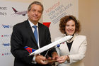 (C)fotodienst/Mag. Daniel Katzinger - Wien 22.05.2007
Pressekonferenz von Delta Air Lines 
Foto v.l.: Mag. Herbert Kaufmann (Vorstandsprecher der Flughafen Wien AG), Gail Grimmett (Delta Air Lines)