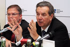 (C)fotodienst/Mag. Daniel Katzinger - Wien 22.03.2007Flughafen Wien AG: Bilanzpressekonferenz für das Jahr  2006 Foto v.l.: Gerhard Schmid (Vienna International Airport),  Mag. Herbert Kaufmann (Vorstandsprecher der Flughafen Wien AG)