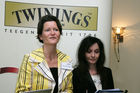 Seit 1706 prägt Twinings Teekultur, Teegenuss und Handel. Bild: Mag. Sabine Schwaiger (Twinings, links) mit Dolmetscherin. Foto: Anna Rauchenberger, am 25.01.06