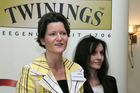 Seit 1706 prägt Twinings Teekultur, Teegenuss und Handel. Bild: Mag. Sabine Schwaiger (Twinings, links), Dolmetscherin. Foto: Anna Rauchenberger, am 25.01.06