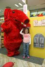 (C) fotodienst/Anna Rauchenberger - Wien 28.02.2006 - Deichmann setzt mit Elefanten-Kinderschuhen und der Herrenschuhmarke Gallus die Erfolgsgeschichten von zwei Traditionsmarken fort. FOTO: Der Elefant misst die Körpergröße des Mädchens am Maßstab. Daneben eine Skala zur Messung der Schuhgröße für Kinderfüße. 