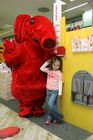 (C) fotodienst/Anna Rauchenberger - Wien 28.02.2006 - Deichmann setzt mit Elefanten-Kinderschuhen und der Herrenschuhmarke Gallus die Erfolgsgeschichten von zwei Traditionsmarken fort. FOTO: Der Elefant misst die Körpergröße des Mädchens am Maßstab. Daneben eine Skala zur Messung der Schuhgröße für Kinderfüße. 