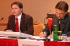 (c) Fotodienst / Daniel K. Gebhart - PALFINGER AG: Pressekonferenz - Jahresrückblick Geschäftsjahr 2005 - Foto: v.l.: DI Wolfgang Anzengruber (Vorstandsvorsitzender der Palfinger AG), Mag. Eduar Schreiner (Finanzvorstand der Palfinger AG)