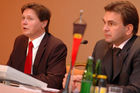 (c) Fotodienst / Daniel K. Gebhart - PALFINGER AG: Pressekonferenz - Jahresrückblick Geschäftsjahr 2005 - Foto: v.l.: DI Wolfgang Anzengruber (Vorstandsvorsitzender der Palfinger AG), Mag. Eduar Schreiner (Finanzvorstand der Palfinger AG)