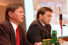 (c) Fotodienst / Daniel K. Gebhart - PALFINGER AG: Pressekonferenz - Jahresrückblick Geschäftsjahr 2005 - Foto: v.l.: DI Wolfgang Anzengruber (Vorstandsvorsitzender der Palfinger AG), Mag. Eduar Schreiner (Finanzvorstand der Palfinger AG)