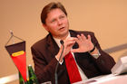 (c) Fotodienst / Daniel K. Gebhart - PALFINGER AG: Pressekonferenz - Jahresrückblick Geschäftsjahr 2005 - Foto:  DI Wolfgang Anzengruber (Vorstandsvorsitzender der Palfinger AG)