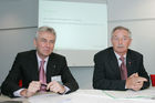 (C) fotodienst/Paul Hamm GmbH - Linz 16.03.2006 - KEBA - Personelle Änderungen im Vorstand und internationaler Grossauftrag - Pressegespräch KEBA AG. FOTO v.l.: Gerhard LUFTENSTEINER (Vorstandsvorsitzender KEBA AG), Karl KLETZMAIER (Aufsichtsrat KEBA AG)