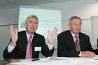 (C) fotodienst/Paul Hamm GmbH - Linz 16.03.2006 - KEBA - Personelle Änderungen im Vorstand und internationaler Grossauftrag - Pressegespräch KEBA AG. FOTO v.l.: Gerhard LUFTENSTEINER (Vorstandsvorsitzender KEBA AG), Karl KLETZMAIER (Aufsichtsrat KEBA AG)