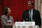 (C) fotodienst/ Marco Frauchiger - Bern 20.03.2006 – Präsentation der Resultate der vorgenommenen Studie und Roundtable-Gespräche im Berner Bellevue Palace. FOTO: v.l
Prof. Dr. Heide Brücher (Leiterin Kompetenzzentrum E-Government Berner Fachhochschule), Prof. Dr. Iwan Rickenbacher (Kommunikationsberater).