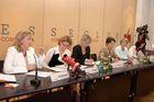 (C) fotodienst/Anna Rauchenberger - Wien 20.09.2006 - Prominente Politikerinnen nehmen Stellung zu den arbeitsmarkt- und fraeunpolitischen Positionen des abz.austria. FOTO: Manuela Vollmann (Geschäftsführerin abz.austria), Christine Marek (Abg. z. NR - ÖVP), Mag. Karin Gastinger (Justizministerin, BZÖ), Mag. Barbara Prammer (2. Präsidentin des NR und Bundesfrauenvorsitzende - SPÖ), Monika Mühlwerth (Vorsitzende der 'Initiative Freiheitlicher Frauen' - FPÖ), Dr. Eva Glawischnig (Abg. z. NR, stv. Bundessprecherin - Die Grünen).