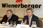 (C) fotodienst/Anna Rauchenberger - Wien 27.03.2007 - Nach einem schwachen Jahresbeginn konnte der weltweit größte Ziegelproduzent Wienerberger alle Ertragszahlen 2006 um mindestens 10% steigern. FOTO v.l.: Wolfgang Reithofer (Vorstandsvorsitzender der Wienerberger AG) und Johann Windisch (COO der Wienerberger AG).