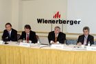 (C) fotodienst/Anna Rauchenberger - Wien 27.03.2007 - Nach einem schwachen Jahresbeginn konnte der weltweit größte Ziegelproduzent Wienerberger alle Ertragszahlen 2006 um mindestens 10% steigern. FOTO v.l.: Heimo Scheuch (COO der Wienerberger AG), Hans Tschuden (Finanzvorstand der Wienerberger AG), Wolfgang Reithofer (Vorstandsvorsitzender der Wienerberger AG) und Johann Windisch (COO der Wienerberger AG).