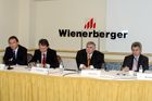 (C) fotodienst/Anna Rauchenberger - Wien 27.03.2007 - Nach einem schwachen Jahresbeginn konnte der weltweit größte Ziegelproduzent Wienerberger alle Ertragszahlen 2006 um mindestens 10% steigern. FOTO v.l.: Heimo Scheuch (COO der Wienerberger AG), Hans Tschuden (Finanzvorstand der Wienerberger AG), Wolfgang Reithofer (Vorstandsvorsitzender der Wienerberger AG) und Johann Windisch (COO der Wienerberger AG).