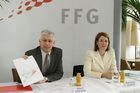 (C) fotodienst/Anna Rauchenberger - Wien 03.04.2006 - Eine schöne Bilanz zum ersten Geburtstag der FFG. FOTO: Dr. Klaus Pseiner und Dr. Henrietta Egerth (beide Geschäftsführer der FFG).