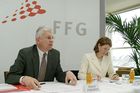 (C) fotodienst/Anna Rauchenberger - Wien 03.04.2006 - Eine schöne Bilanz zum ersten Geburtstag der FFG. FOTO: Dr. Klaus Pseiner und Dr. Henrietta Egerth (beide Geschäftsführer der FFG).