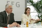 (C) fotodienst/Anna Rauchenberger - Wien 03.04.2006 - Eine schöne Bilanz zum ersten Geburtstag der FFG. FOTO: Dr. Klaus Pseiner und Dr. Henrietta Egerth (beide Geschäftsführer der FFG).