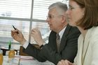 (C) fotodienst/Anna Rauchenberger - Wien 03.04.2006 - Eine schöne Bilanz zum ersten Geburtstag der FFG. FOTO: Dr. Klaus Pseiner und Dr. Henrietta Egerth (beide Geschäftsführer der FFG).