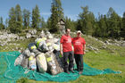 Abfallsammelaktion in den Alpen    - Saubermacher Chef KoR Hans Roth mit Vorsitzendem des Alpenschutzvebandes Lothar Petter