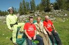 Mülltransport mit Hubschrauber in den Alpen  vli: Hubschrauberpilot, Saubermacher Marketing Daniel Ulz,  ARGEV Andrea Hiller, Alpenschutzverband Vorsitzender Lothar Petter