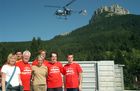 Mülltransport mit Hubschrauber in den Alpen  -  im Hintegrund; der LoserDas Umwelt-Team ist durchhaus zufrieden...