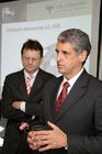 (C) fotodienst/Anna Rauchenberger - Wien 27.04.2006 - Volksbank International konnte 2005 eine sehr gute Bilanz verzeichnen. FOTO: Dr. Friedhelm Boschert (Vorstandsvorsitzender der Volksbank International AG, Ressort Retail Banking, rechts) und Dr. Michael Oberhummer (Vorstandsmitglied der Volksbank International AG, Ressort Bonitätsrisiko).