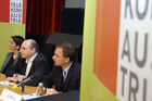 (C)fotodienst/Mag. Daniel Katzinger - Wien 21.11.2006Heute wurde im Telekom Austria Pressegespräch eine multimediale Antwort auf die Frage nach der Funktionsweise des Fernsehservices IPTV gegeben.Foto v.l.: Dipl.-Ing. Heidrun Häfele (Head of Multi Media Technology, Telekom Austria AG), Univ.Prof. Dipl.-Ing. Dr.techn. Markus Rupp (Dekan der Fakultät für Elektrotechnik und Informationstechnik, TU Wien), Dipl.-Ing. Helmut Leopold (Leiter des Bereichs Produkt- und Technologiemanagement, Telekom Austria AG)