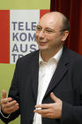 (C)fotodienst/Mag. Daniel Katzinger - Wien 21.11.2006
Heute wurde im Telekom Austria Pressegespräch eine multimediale Antwort auf die Frage nach der Funktionsweise des Fernsehservices IPTV gegeben.
Foto: Univ.Prof. Dipl.-Ing. Dr.techn. Markus Rupp (Dekan der Fakultät für Elektrotechnik und Informationstechnik, TU Wien)