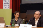 (C)fotodienst/Mag. Daniel Katzinger - Wien 21.11.2006Heute wurde im Telekom Austria Pressegespräch eine multimediale Antwort auf die Frage nach der Funktionsweise des Fernsehservices IPTV gegeben.Foto v.l.: Dipl.-Ing. Heidrun Häfele (Head of Multi Media Technology, Telekom Austria AG), Univ.Prof. Dipl.-Ing. Dr.techn. Markus Rupp (Dekan der Fakultät für Elektrotechnik und Informationstechnik, TU Wien)