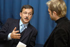 (C)fotodienst/Mag. Daniel Katzinger - Wien 21.11.2006Heute wurde im Telekom Austria Pressegespräch eine multimediale Antwort auf die Frage nach der Funktionsweise des Fernsehservices IPTV gegeben.Foto v.l.: Dipl.-Ing. Helmut Leopold (Leiter des Bereichs Produkt- und Technologiemanagement, Telekom Austria AG), Presse