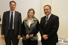 Diplomverleihung CIFRSA, ÖCI, 25.2.2010 am Foto: Mag. Helmut Kerschbaumer, Nicole Hlous und Prof. Alfred Wagenhofer