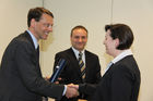 Diplomverleihung CIFRSA, ÖCI, 25.2.2010 am Foto: Mag. Helmut Kerschbaumer, Ursula Zmaritsch und Prof. Alfred Wagenhofer