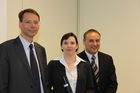 Diplomverleihung CIFRSA, ÖCI, 25.2.2010 am Foto: Mag. Helmut Kerschbaumer, Urusla Zmaritsch und Prof. Alfred Wagenhofer