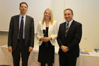 Diplomverleihung CIFRSA, ÖCI, 25.2.2010 am Foto: Mag. Helmut Kerschbaumer, Angela Haslinger und Prof. Alfred Wagenhofer