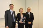Diplomverleihung CIFRSA, ÖCI, 25.2.2010 am Foto: Mag. Helmut Kerschbaumer, Sabina Slatner und Prof. Alfred Wagenhofer