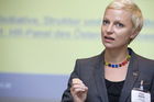 (C)fotodienst/Anna Rauchenberger -  Wien, am 16.09.2009 - Das Österreichische Controller-Institut (ÖCI) lud am 16. September zum Human Resources-Benchmarking-Circle ein. Dabei wurden die Ergebnisse des 1. ÖCI-HR-Panels präsentiert und im Expertenkreis diskutiert. Ausgangspunkt ist der Gedanke, dass die Human Resources, die MitarbeiterInnen, ein kritischer Erfolgsfaktor für jedes Unternehmen sind, sowohl in Zeiten der Hochkonjunktur als auch besonders bei wirtschaftlicher Verlangsamung. FOTO: Evelin Mayr, HR-Director, Hewlett-Packard