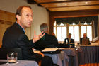 Pressekonferenz Stadtcasino Baden AG im Hotel Widder in Zürich am 9.5.06. Roberto Scheuer beantwortet eine Frage aus dem Publikum.