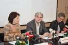 (C) fotodienst/Gudrun Krieger - Wien 11.03.2008 - Pressekonferenz: Gemeinsam gegen Gewalt;  Foto: Maya Hakvoort, Peter Simonischek,BM Claudia Schmied