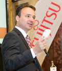 (C) fotodienst / Anna Rauchenberger  - Wien, 28.04.2011 – Fujitsu stellt mit 'Managed Smartphone' weltweit einen neuen Service zur Verfügung. Dank eines Pakets von gehosteten Mobile Professional-Lösungen können Unternehmen die Verwaltung ihrer Smartphones gezielt an Fujitsu auslagern und ihre betrieblichen Prozesse optimieren. FOTO: Johannes Baumgartner, Managing Director Fujitsu Österreich mit der 'EcoMouse'