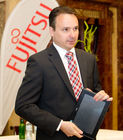 (C) fotodienst / Anna Rauchenberger  - Wien, 28.04.2011 – Fujitsu stellt mit 'Managed Smartphone' weltweit einen neuen Service zur Verfügung. Dank eines Pakets von gehosteten Mobile Professional-Lösungen können Unternehmen die Verwaltung ihrer Smartphones gezielt an Fujitsu auslagern und ihre betrieblichen Prozesse optimieren. FOTO: Johannes Baumgartner, Managing Director Fujitsu Österreich mit dem Multi-Touch-Gerät Fujitsu STLISTIC Q550