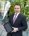 (C) fotodienst / Anna Rauchenberger  - Wien, 28.04.2011 – Fujitsu stellt mit 'Managed Smartphone' weltweit einen neuen Service zur Verfügung. Dank eines Pakets von gehosteten Mobile Professional-Lösungen können Unternehmen die Verwaltung ihrer Smartphones gezielt an Fujitsu auslagern und ihre betrieblichen Prozesse optimieren. FOTO: Johannes Baumgartner, Managing Director Fujitsu Österreich mit dem Multi-Touch-Gerät Fujitsu STLISTIC Q550