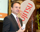 (C) fotodienst / Anna Rauchenberger  - Wien, 28.04.2011 – Fujitsu stellt mit 'Managed Smartphone' weltweit einen neuen Service zur Verfügung. Dank eines Pakets von gehosteten Mobile Professional-Lösungen können Unternehmen die Verwaltung ihrer Smartphones gezielt an Fujitsu auslagern und ihre betrieblichen Prozesse optimieren. FOTO: Johannes Baumgartner, Managing Director Fujitsu Österreich mit der 'EcoMouse'