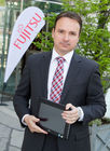 (C) fotodienst / Anna Rauchenberger  - Wien, 28.04.2011 – Fujitsu stellt mit 'Managed Smartphone' weltweit einen neuen Service zur Verfügung. Dank eines Pakets von gehosteten Mobile Professional-Lösungen können Unternehmen die Verwaltung ihrer Smartphones gezielt an Fujitsu auslagern und ihre betrieblichen Prozesse optimieren. FOTO: Johannes Baumgartner, Managing Director Fujitsu Österreich mit dem Multi-Touch-Gerät Fujitsu STLISTIC Q550