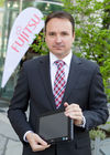 (C) fotodienst / Anna Rauchenberger  - Wien, 28.04.2011 – Fujitsu stellt mit 'Managed Smartphone' weltweit einen neuen Service zur Verfügung. Dank eines Pakets von gehosteten Mobile Professional-Lösungen können Unternehmen die Verwaltung ihrer Smartphones gezielt an Fujitsu auslagern und ihre betrieblichen Prozesse optimieren. FOTO: Johannes Baumgartner, Managing Director Fujitsu Österreich mit dem Multi-Touch-Gerät Fujitsu STLISTIC Q550