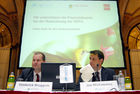 (c) Gebhart / Fotodienst - Präsentation des World Payments Report 2006 - Foto: Diederick Bruggink (Vice President, Senior Advisor Payments & Cards, ABN AMRO), Dipl.-Wirtschaftsing. Jan Michalewicz (Principal Consultant, Leiter der Bankengruppe, Capgemini Austria/CEE).